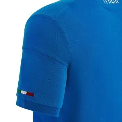 MACRON Italy Mens Travel Polycotton Polo - Azzurri 2023 -Rugby Apparel ita m polycotton polo azzurri sleeve deetail