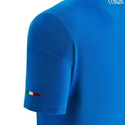 MACRON Italy Mens Travel Polycotton T-Shirt - Azzurri 2023 9 MACRON Italy Mens Travel Polycotton T-Shirt - Azzurri 2023 -Rugby Apparel ita m polycotton t azzurri sleeve detail