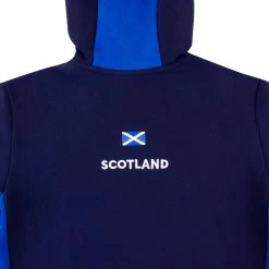 MACRON Scotland Mens Travel Pullover Hoodie - Navy 2023 10 MACRON Scotland Mens Travel Pullover Hoodie - Navy 2023 -Rugby Apparel sco m travel pullover hoodie nvy back detail
