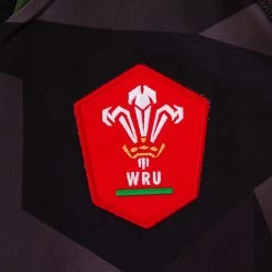 MACRON Wales Kids Alternate Rugby Shirt - Short Sleeve Black 2023 9 MACRON Wales Kids Alternate Rugby Shirt - Short Sleeve Black 2023 -Rugby Apparel wales kids alt shirt badge